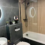 Modern 2 Bedroom 2 Bathroom Newly Renovated Lägenhet *