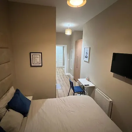 Modern 2 Bedroom 2 Bathroom Newly Renovated *