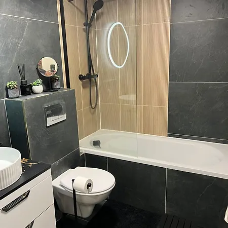 Modern 2 Bedroom 2 Bathroom Newly Renovated