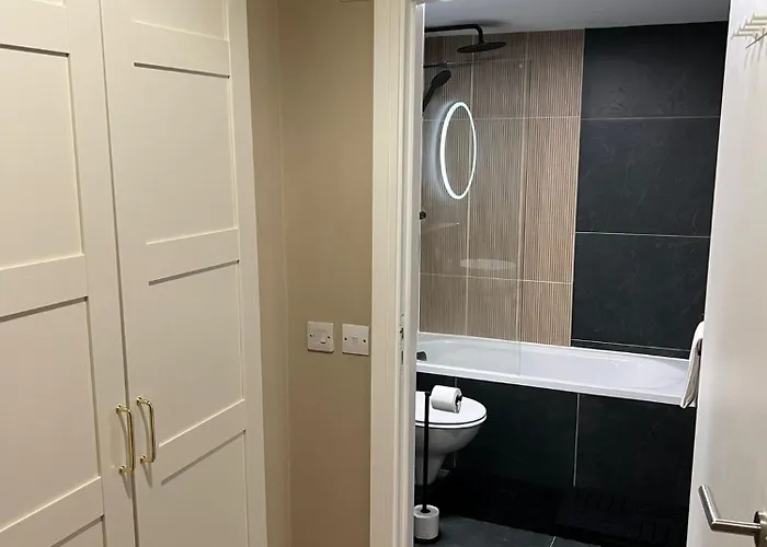 Modern 2 Bedroom 2 Bathroom Newly Renovated *