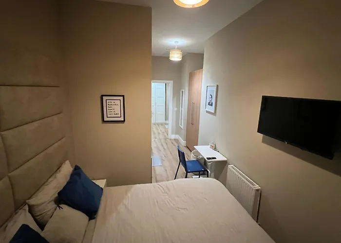 Modern 2 Bedroom 2 Bathroom Newly Renovated *