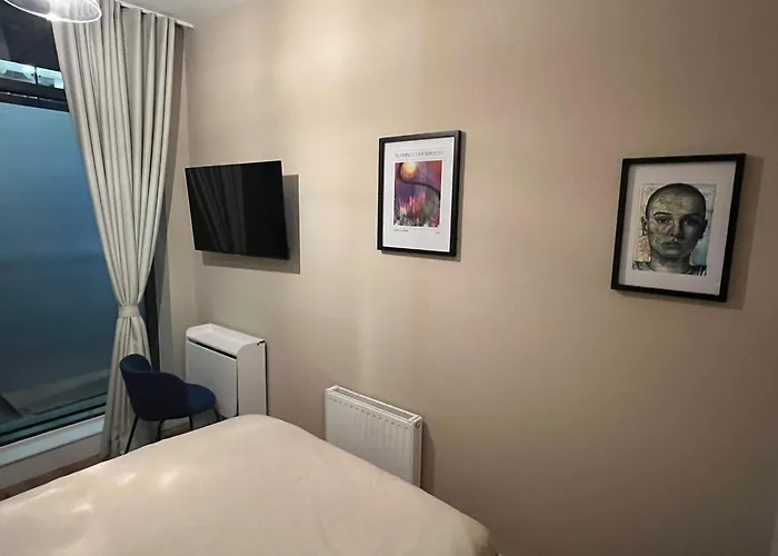 Modern 2 Bedroom 2 Bathroom Newly Renovated Apartman