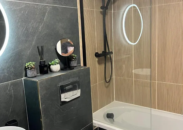 Modern 2 Bedroom 2 Bathroom Newly Renovated Apartman *