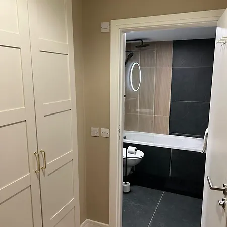 Modern 2 Bedroom 2 Bathroom Newly Renovated *