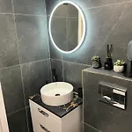 Modern 2 Bedroom 2 Bathroom Newly Renovated *