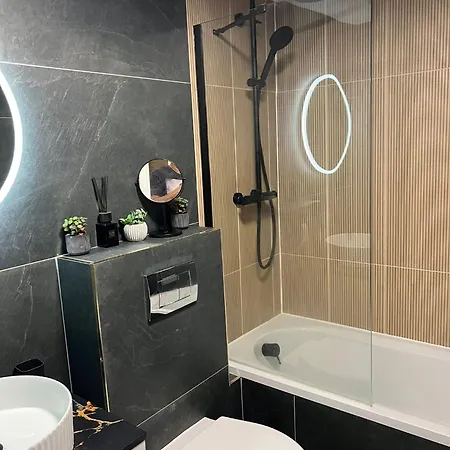 Modern 2 Bedroom 2 Bathroom Newly Renovated דירה *
